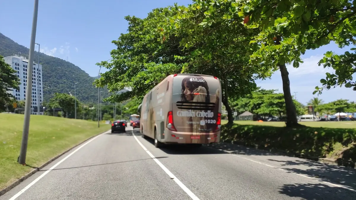 Ônibus envelopado em avenida do Rio
