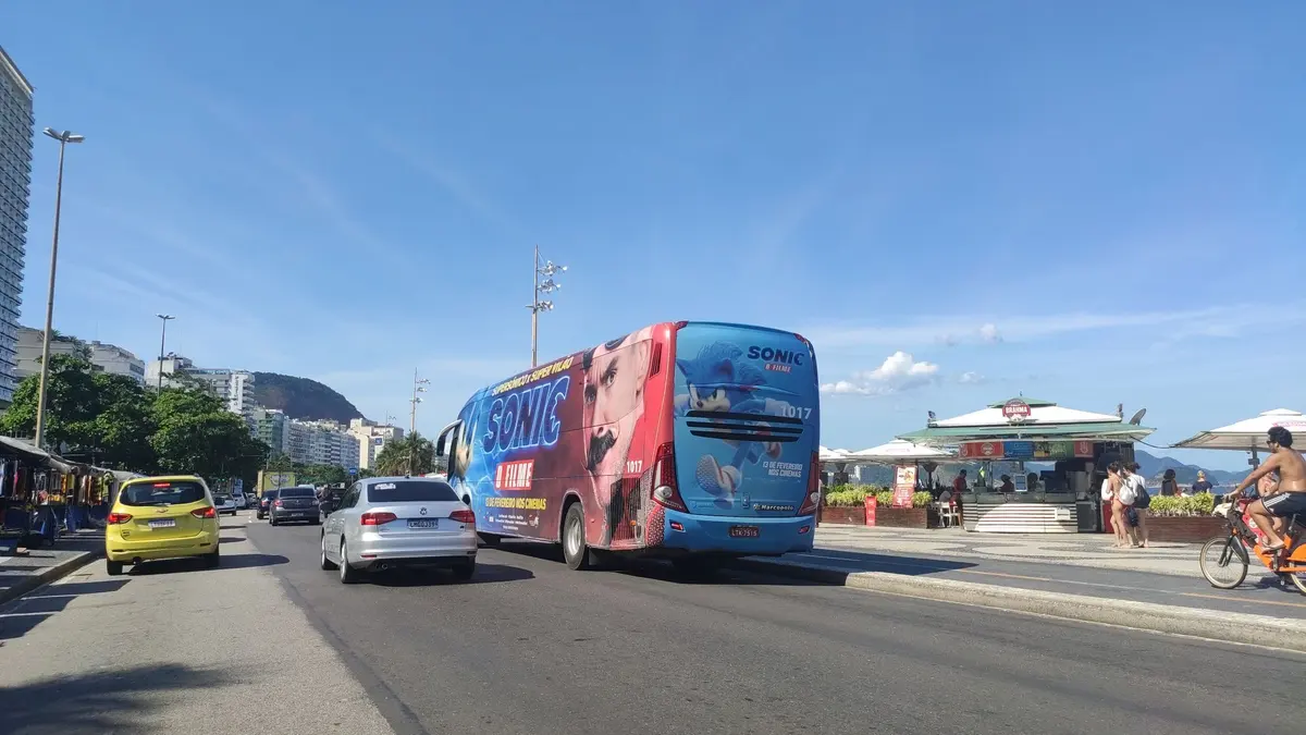 Ônibus envelopado em frente ao Museu do Amanhã