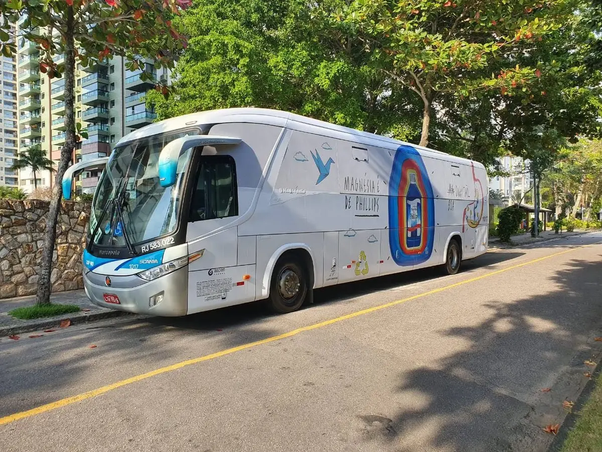 Ônibus envelopado com identidade visual de empresa