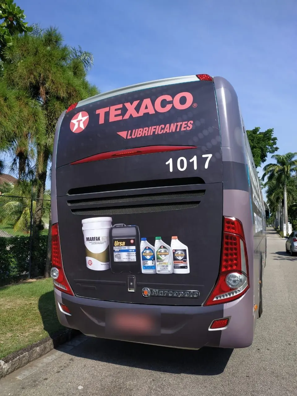 Busdoor na traseira de ônibus com campanha Texaco Lubrificantes
