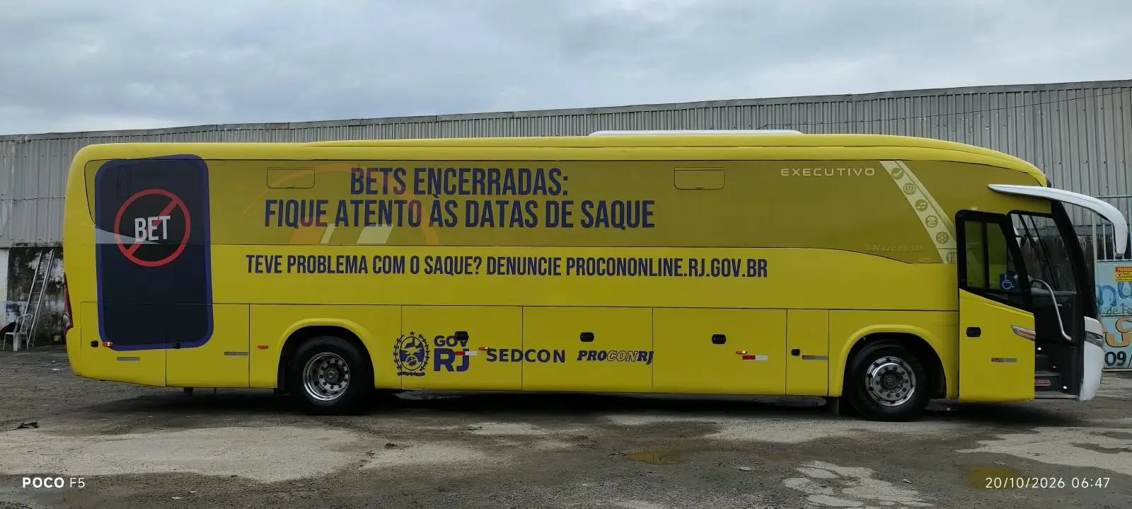 Lateral de ônibus amarelo com campanha do Procon RJ